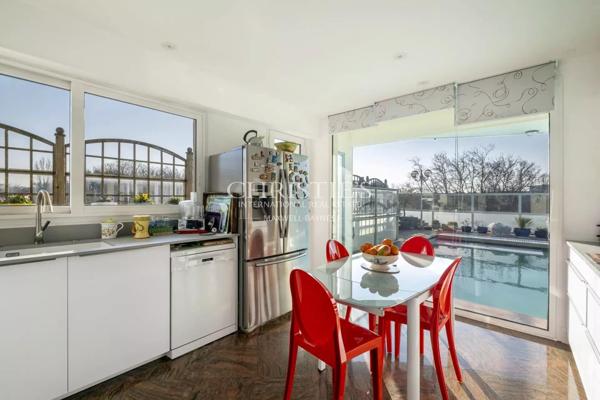 LA ROCHELLE proche port- Appartement DERNIER ETAGE AVEC GRANDE TERRASSE PISCINE – double garage