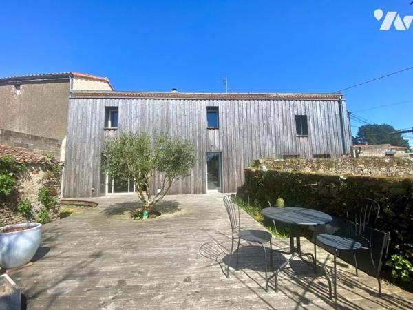 Une maison d'habitation en pierre à étage