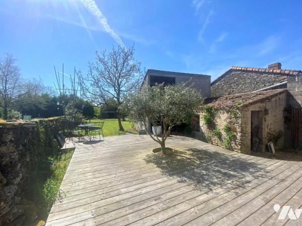 Une maison d'habitation en pierre à étage