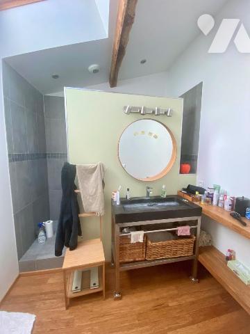 Une maison d'habitation en pierre à étage