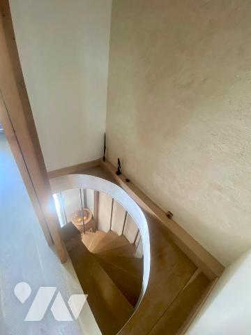 Une maison d'habitation en pierre à étage