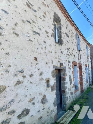 Une maison d'habitation en pierre à étage