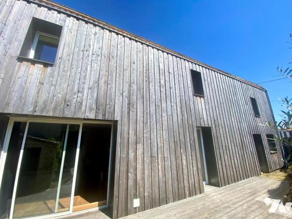 Une maison d'habitation en pierre à étage