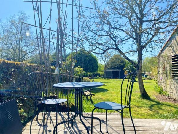 Une maison d'habitation en pierre à étage