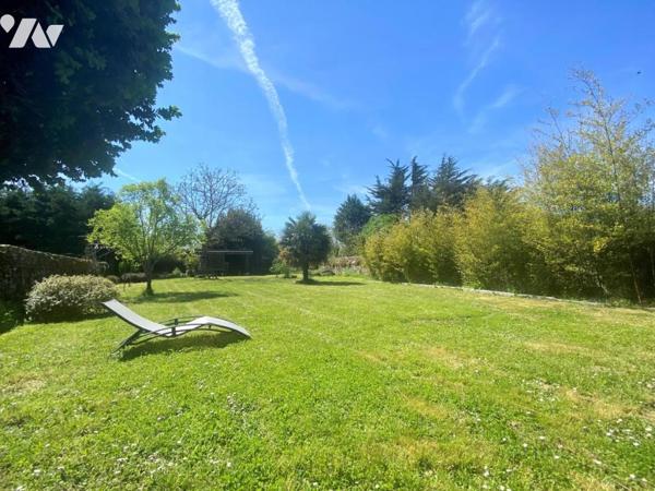 Une maison d'habitation en pierre à étage