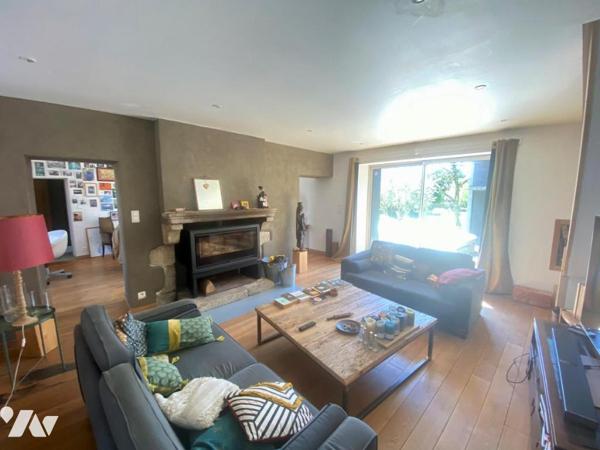 Une maison d'habitation en pierre à étage