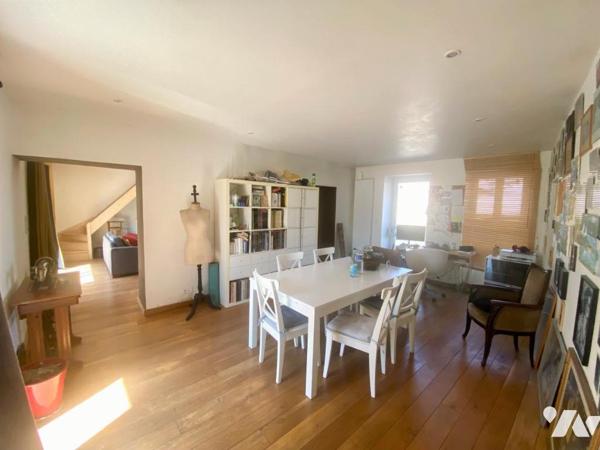 Une maison d'habitation en pierre à étage