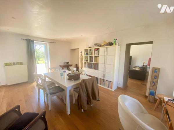 Une maison d'habitation en pierre à étage