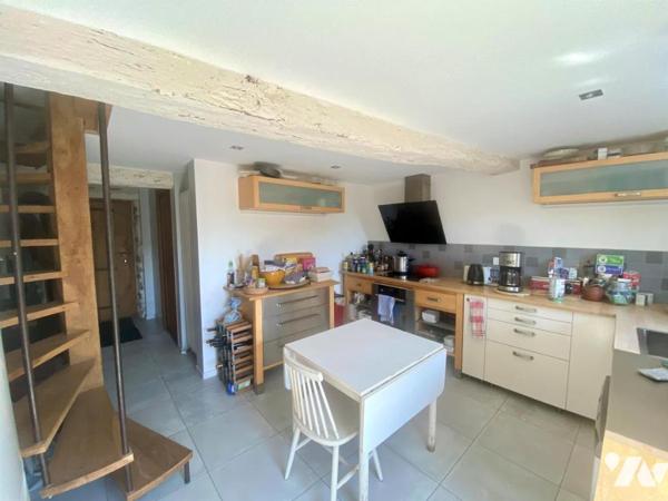 Une maison d'habitation en pierre à étage