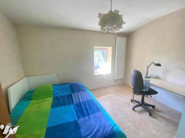 Une maison d'habitation en pierre à étage