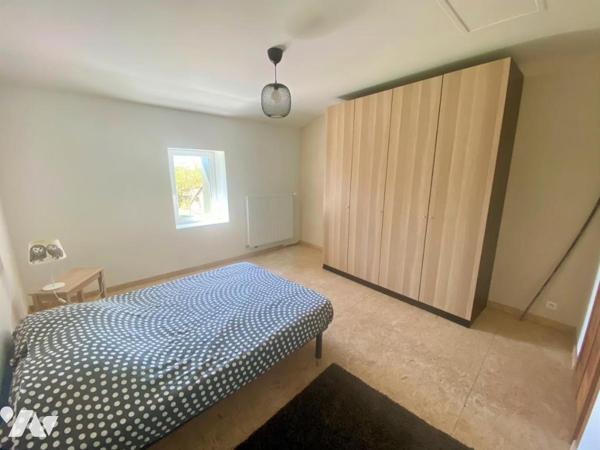 Une maison d'habitation en pierre à étage