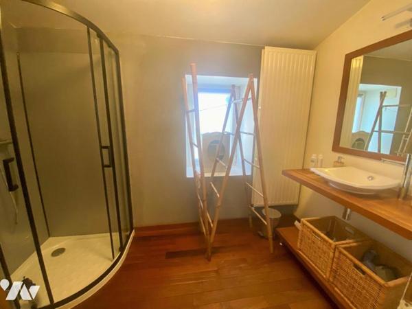 Une maison d'habitation en pierre à étage