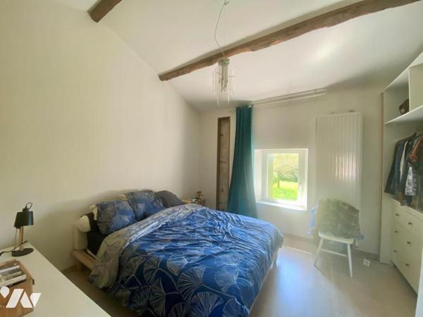 Une maison d'habitation en pierre à étage