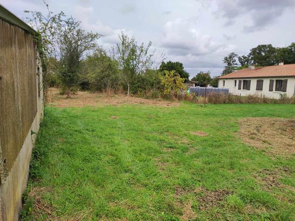 Terrain constructible sur St Sauveur de 1686 m2, libre de constructeur