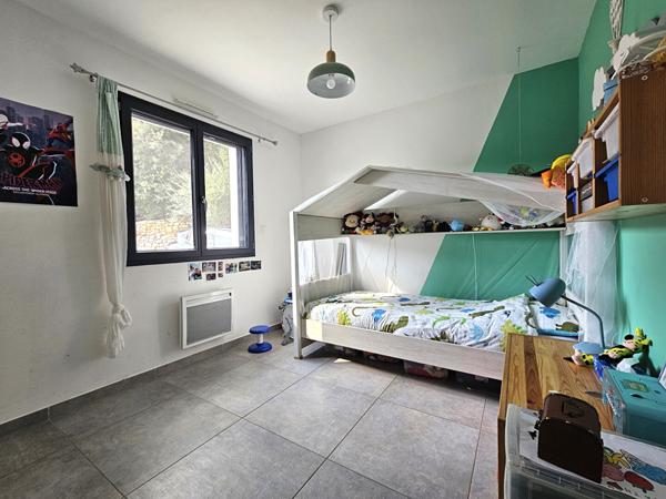 À VENDRE-La valette du var-Maison récente, quartier résidentiel, calme, piscine.