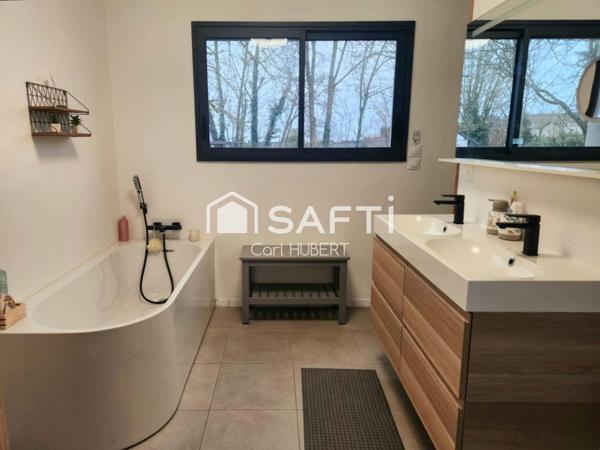 Propriété contemporaine avec piscine et belles prestations