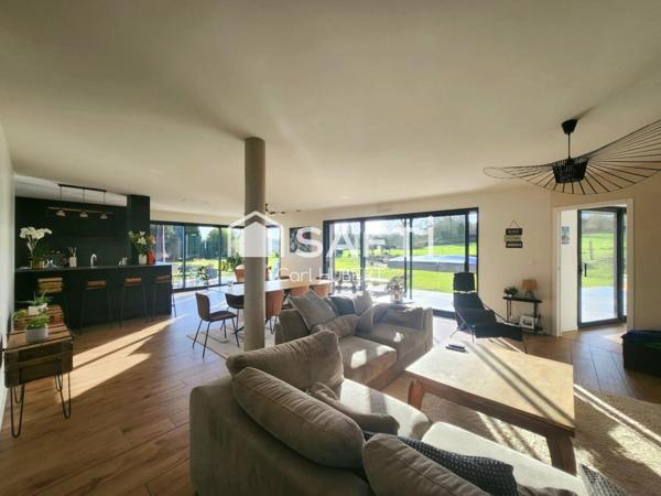 Propriété contemporaine avec piscine et belles prestations
