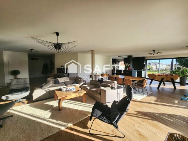 Propriété contemporaine avec piscine et belles prestations