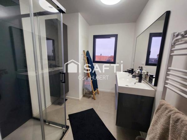 Propriété contemporaine avec piscine et belles prestations