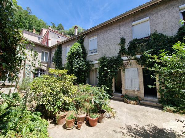 Lyon (69001) STUDIO en RDC : donne sur une cour intérieure arborée. Disponible !