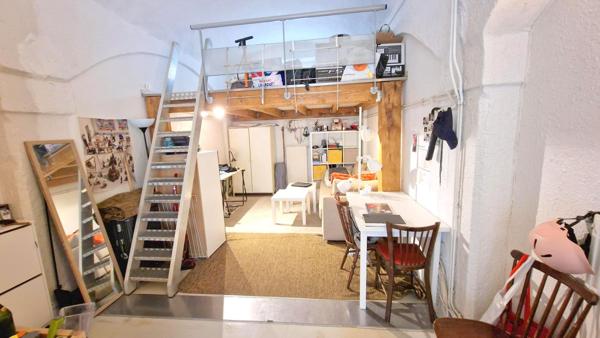 Lyon (69001) STUDIO en RDC : donne sur une cour intérieure arborée. Disponible !