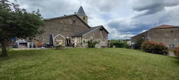 Maison de campagne de 257 m² habitables sur un terrain d’environ 1 223 m².

Au rez-de-chaussée, une entrée ouvre sur une spacieuse salle à manger et un salon chaleureux.
À droite, vous découvrirez une grande cuisine entièrement équipée avec îlot central et porte-fenêtre donnant accès à la terrasse.

À gauche de l’entrée, un couloir dessert :

une suite parentale avec salle d’eau et WC,
une salle de bain,
une buanderie,
ainsi qu’une chaufferie avec accès direct au garage.

À l’étage, le palier mène à un vaste bureau accompagné d’une salle de jeux, ainsi qu’à trois grandes chambres lumineuses.

Cette maison allie confort, volumes généreux et cadre de vie agréable, idéale pour une famille à la recherche de calme et d’espace.