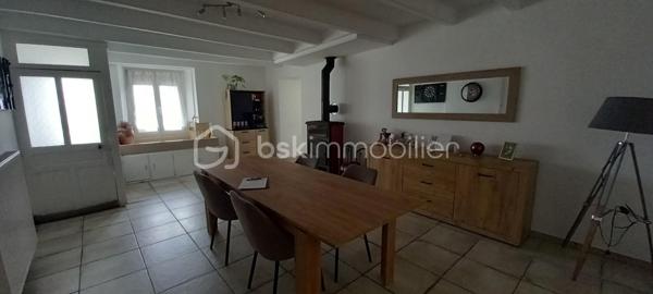 Maison de campagne de 257 m² habitables sur un terrain d’environ 1 223 m².

Au rez-de-chaussée, une entrée ouvre sur une spacieuse salle à manger et un salon chaleureux.
À droite, vous découvrirez une grande cuisine entièrement équipée avec îlot central et porte-fenêtre donnant accès à la terrasse.

À gauche de l’entrée, un couloir dessert :

une suite parentale avec salle d’eau et WC,
une salle de bain,
une buanderie,
ainsi qu’une chaufferie avec accès direct au garage.

À l’étage, le palier mène à un vaste bureau accompagné d’une salle de jeux, ainsi qu’à trois grandes chambres lumineuses.

Cette maison allie confort, volumes généreux et cadre de vie agréable, idéale pour une famille à la recherche de calme et d’espace.