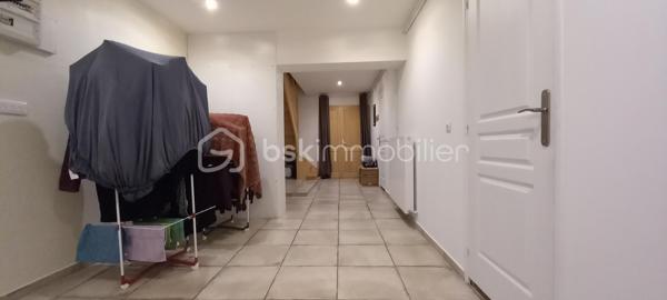 Maison de campagne de 257 m² habitables sur un terrain d’environ 1 223 m².

Au rez-de-chaussée, une entrée ouvre sur une spacieuse salle à manger et un salon chaleureux.
À droite, vous découvrirez une grande cuisine entièrement équipée avec îlot central et porte-fenêtre donnant accès à la terrasse.

À gauche de l’entrée, un couloir dessert :

une suite parentale avec salle d’eau et WC,
une salle de bain,
une buanderie,
ainsi qu’une chaufferie avec accès direct au garage.

À l’étage, le palier mène à un vaste bureau accompagné d’une salle de jeux, ainsi qu’à trois grandes chambres lumineuses.

Cette maison allie confort, volumes généreux et cadre de vie agréable, idéale pour une famille à la recherche de calme et d’espace.
