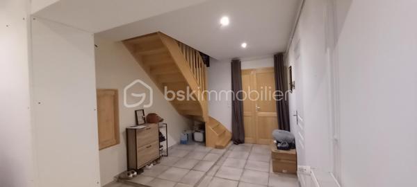 Maison de campagne de 257 m² habitables sur un terrain d’environ 1 223 m².

Au rez-de-chaussée, une entrée ouvre sur une spacieuse salle à manger et un salon chaleureux.
À droite, vous découvrirez une grande cuisine entièrement équipée avec îlot central et porte-fenêtre donnant accès à la terrasse.

À gauche de l’entrée, un couloir dessert :

une suite parentale avec salle d’eau et WC,
une salle de bain,
une buanderie,
ainsi qu’une chaufferie avec accès direct au garage.

À l’étage, le palier mène à un vaste bureau accompagné d’une salle de jeux, ainsi qu’à trois grandes chambres lumineuses.

Cette maison allie confort, volumes généreux et cadre de vie agréable, idéale pour une famille à la recherche de calme et d’espace.