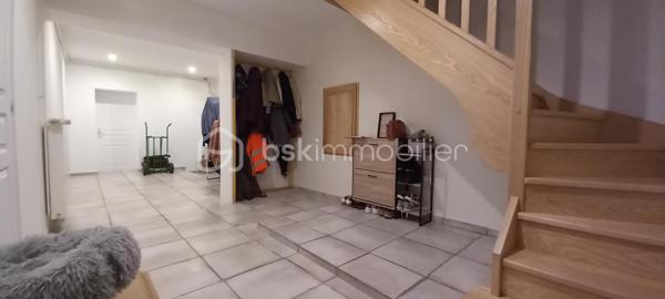 Maison de campagne de 257 m² habitables sur un terrain d’environ 1 223 m².

Au rez-de-chaussée, une entrée ouvre sur une spacieuse salle à manger et un salon chaleureux.
À droite, vous découvrirez une grande cuisine entièrement équipée avec îlot central et porte-fenêtre donnant accès à la terrasse.

À gauche de l’entrée, un couloir dessert :

une suite parentale avec salle d’eau et WC,
une salle de bain,
une buanderie,
ainsi qu’une chaufferie avec accès direct au garage.

À l’étage, le palier mène à un vaste bureau accompagné d’une salle de jeux, ainsi qu’à trois grandes chambres lumineuses.

Cette maison allie confort, volumes généreux et cadre de vie agréable, idéale pour une famille à la recherche de calme et d’espace.