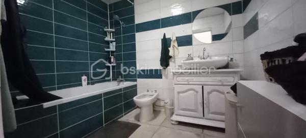 Maison de campagne de 257 m² habitables sur un terrain d’environ 1 223 m².

Au rez-de-chaussée, une entrée ouvre sur une spacieuse salle à manger et un salon chaleureux.
À droite, vous découvrirez une grande cuisine entièrement équipée avec îlot central et porte-fenêtre donnant accès à la terrasse.

À gauche de l’entrée, un couloir dessert :

une suite parentale avec salle d’eau et WC,
une salle de bain,
une buanderie,
ainsi qu’une chaufferie avec accès direct au garage.

À l’étage, le palier mène à un vaste bureau accompagné d’une salle de jeux, ainsi qu’à trois grandes chambres lumineuses.

Cette maison allie confort, volumes généreux et cadre de vie agréable, idéale pour une famille à la recherche de calme et d’espace.
