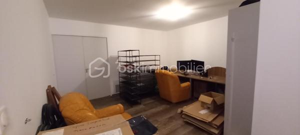 Maison de campagne de 257 m² habitables sur un terrain d’environ 1 223 m².

Au rez-de-chaussée, une entrée ouvre sur une spacieuse salle à manger et un salon chaleureux.
À droite, vous découvrirez une grande cuisine entièrement équipée avec îlot central et porte-fenêtre donnant accès à la terrasse.

À gauche de l’entrée, un couloir dessert :

une suite parentale avec salle d’eau et WC,
une salle de bain,
une buanderie,
ainsi qu’une chaufferie avec accès direct au garage.

À l’étage, le palier mène à un vaste bureau accompagné d’une salle de jeux, ainsi qu’à trois grandes chambres lumineuses.

Cette maison allie confort, volumes généreux et cadre de vie agréable, idéale pour une famille à la recherche de calme et d’espace.