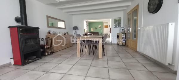 Maison de campagne de 257 m² habitables sur un terrain d’environ 1 223 m².

Au rez-de-chaussée, une entrée ouvre sur une spacieuse salle à manger et un salon chaleureux.
À droite, vous découvrirez une grande cuisine entièrement équipée avec îlot central et porte-fenêtre donnant accès à la terrasse.

À gauche de l’entrée, un couloir dessert :

une suite parentale avec salle d’eau et WC,
une salle de bain,
une buanderie,
ainsi qu’une chaufferie avec accès direct au garage.

À l’étage, le palier mène à un vaste bureau accompagné d’une salle de jeux, ainsi qu’à trois grandes chambres lumineuses.

Cette maison allie confort, volumes généreux et cadre de vie agréable, idéale pour une famille à la recherche de calme et d’espace.
