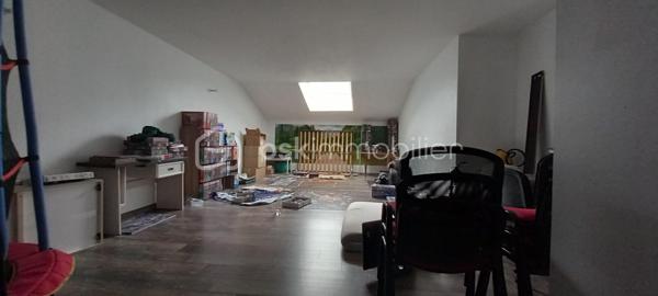 Maison de campagne de 257 m² habitables sur un terrain d’environ 1 223 m².

Au rez-de-chaussée, une entrée ouvre sur une spacieuse salle à manger et un salon chaleureux.
À droite, vous découvrirez une grande cuisine entièrement équipée avec îlot central et porte-fenêtre donnant accès à la terrasse.

À gauche de l’entrée, un couloir dessert :

une suite parentale avec salle d’eau et WC,
une salle de bain,
une buanderie,
ainsi qu’une chaufferie avec accès direct au garage.

À l’étage, le palier mène à un vaste bureau accompagné d’une salle de jeux, ainsi qu’à trois grandes chambres lumineuses.

Cette maison allie confort, volumes généreux et cadre de vie agréable, idéale pour une famille à la recherche de calme et d’espace.