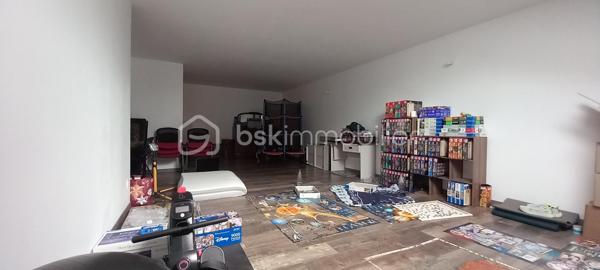 Maison de campagne de 257 m² habitables sur un terrain d’environ 1 223 m².

Au rez-de-chaussée, une entrée ouvre sur une spacieuse salle à manger et un salon chaleureux.
À droite, vous découvrirez une grande cuisine entièrement équipée avec îlot central et porte-fenêtre donnant accès à la terrasse.

À gauche de l’entrée, un couloir dessert :

une suite parentale avec salle d’eau et WC,
une salle de bain,
une buanderie,
ainsi qu’une chaufferie avec accès direct au garage.

À l’étage, le palier mène à un vaste bureau accompagné d’une salle de jeux, ainsi qu’à trois grandes chambres lumineuses.

Cette maison allie confort, volumes généreux et cadre de vie agréable, idéale pour une famille à la recherche de calme et d’espace.