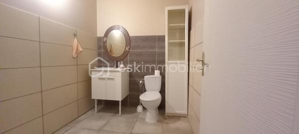 Maison de campagne de 257 m² habitables sur un terrain d’environ 1 223 m².

Au rez-de-chaussée, une entrée ouvre sur une spacieuse salle à manger et un salon chaleureux.
À droite, vous découvrirez une grande cuisine entièrement équipée avec îlot central et porte-fenêtre donnant accès à la terrasse.

À gauche de l’entrée, un couloir dessert :

une suite parentale avec salle d’eau et WC,
une salle de bain,
une buanderie,
ainsi qu’une chaufferie avec accès direct au garage.

À l’étage, le palier mène à un vaste bureau accompagné d’une salle de jeux, ainsi qu’à trois grandes chambres lumineuses.

Cette maison allie confort, volumes généreux et cadre de vie agréable, idéale pour une famille à la recherche de calme et d’espace.