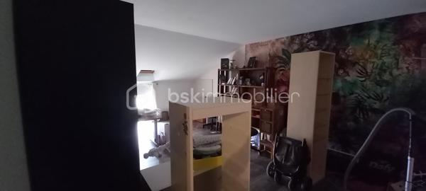 Maison de campagne de 257 m² habitables sur un terrain d’environ 1 223 m².

Au rez-de-chaussée, une entrée ouvre sur une spacieuse salle à manger et un salon chaleureux.
À droite, vous découvrirez une grande cuisine entièrement équipée avec îlot central et porte-fenêtre donnant accès à la terrasse.

À gauche de l’entrée, un couloir dessert :

une suite parentale avec salle d’eau et WC,
une salle de bain,
une buanderie,
ainsi qu’une chaufferie avec accès direct au garage.

À l’étage, le palier mène à un vaste bureau accompagné d’une salle de jeux, ainsi qu’à trois grandes chambres lumineuses.

Cette maison allie confort, volumes généreux et cadre de vie agréable, idéale pour une famille à la recherche de calme et d’espace.