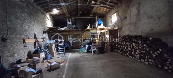 Maison de campagne de 257 m² habitables sur un terrain d’environ 1 223 m².

Au rez-de-chaussée, une entrée ouvre sur une spacieuse salle à manger et un salon chaleureux.
À droite, vous découvrirez une grande cuisine entièrement équipée avec îlot central et porte-fenêtre donnant accès à la terrasse.

À gauche de l’entrée, un couloir dessert :

une suite parentale avec salle d’eau et WC,
une salle de bain,
une buanderie,
ainsi qu’une chaufferie avec accès direct au garage.

À l’étage, le palier mène à un vaste bureau accompagné d’une salle de jeux, ainsi qu’à trois grandes chambres lumineuses.

Cette maison allie confort, volumes généreux et cadre de vie agréable, idéale pour une famille à la recherche de calme et d’espace.