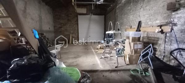 Maison de campagne de 257 m² habitables sur un terrain d’environ 1 223 m².

Au rez-de-chaussée, une entrée ouvre sur une spacieuse salle à manger et un salon chaleureux.
À droite, vous découvrirez une grande cuisine entièrement équipée avec îlot central et porte-fenêtre donnant accès à la terrasse.

À gauche de l’entrée, un couloir dessert :

une suite parentale avec salle d’eau et WC,
une salle de bain,
une buanderie,
ainsi qu’une chaufferie avec accès direct au garage.

À l’étage, le palier mène à un vaste bureau accompagné d’une salle de jeux, ainsi qu’à trois grandes chambres lumineuses.

Cette maison allie confort, volumes généreux et cadre de vie agréable, idéale pour une famille à la recherche de calme et d’espace.