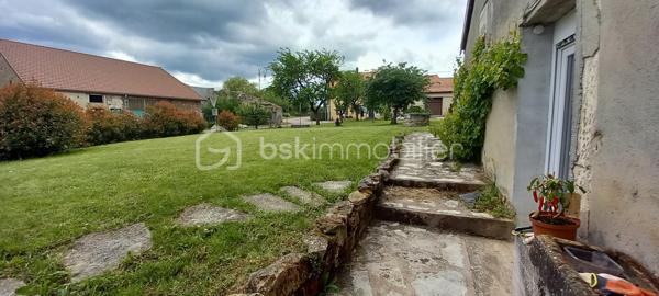 Maison de campagne de 257 m² habitables sur un terrain d’environ 1 223 m².

Au rez-de-chaussée, une entrée ouvre sur une spacieuse salle à manger et un salon chaleureux.
À droite, vous découvrirez une grande cuisine entièrement équipée avec îlot central et porte-fenêtre donnant accès à la terrasse.

À gauche de l’entrée, un couloir dessert :

une suite parentale avec salle d’eau et WC,
une salle de bain,
une buanderie,
ainsi qu’une chaufferie avec accès direct au garage.

À l’étage, le palier mène à un vaste bureau accompagné d’une salle de jeux, ainsi qu’à trois grandes chambres lumineuses.

Cette maison allie confort, volumes généreux et cadre de vie agréable, idéale pour une famille à la recherche de calme et d’espace.