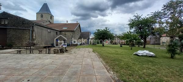 Maison de campagne de 257 m² habitables sur un terrain d’environ 1 223 m².

Au rez-de-chaussée, une entrée ouvre sur une spacieuse salle à manger et un salon chaleureux.
À droite, vous découvrirez une grande cuisine entièrement équipée avec îlot central et porte-fenêtre donnant accès à la terrasse.

À gauche de l’entrée, un couloir dessert :

une suite parentale avec salle d’eau et WC,
une salle de bain,
une buanderie,
ainsi qu’une chaufferie avec accès direct au garage.

À l’étage, le palier mène à un vaste bureau accompagné d’une salle de jeux, ainsi qu’à trois grandes chambres lumineuses.

Cette maison allie confort, volumes généreux et cadre de vie agréable, idéale pour une famille à la recherche de calme et d’espace.