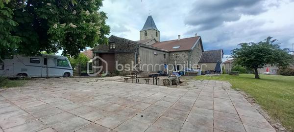 Maison de campagne de 257 m² habitables sur un terrain d’environ 1 223 m².

Au rez-de-chaussée, une entrée ouvre sur une spacieuse salle à manger et un salon chaleureux.
À droite, vous découvrirez une grande cuisine entièrement équipée avec îlot central et porte-fenêtre donnant accès à la terrasse.

À gauche de l’entrée, un couloir dessert :

une suite parentale avec salle d’eau et WC,
une salle de bain,
une buanderie,
ainsi qu’une chaufferie avec accès direct au garage.

À l’étage, le palier mène à un vaste bureau accompagné d’une salle de jeux, ainsi qu’à trois grandes chambres lumineuses.

Cette maison allie confort, volumes généreux et cadre de vie agréable, idéale pour une famille à la recherche de calme et d’espace.