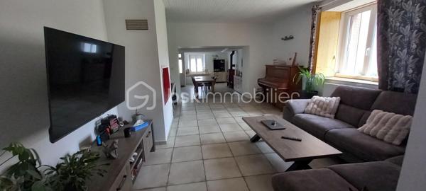 Maison de campagne de 257 m² habitables sur un terrain d’environ 1 223 m².

Au rez-de-chaussée, une entrée ouvre sur une spacieuse salle à manger et un salon chaleureux.
À droite, vous découvrirez une grande cuisine entièrement équipée avec îlot central et porte-fenêtre donnant accès à la terrasse.

À gauche de l’entrée, un couloir dessert :

une suite parentale avec salle d’eau et WC,
une salle de bain,
une buanderie,
ainsi qu’une chaufferie avec accès direct au garage.

À l’étage, le palier mène à un vaste bureau accompagné d’une salle de jeux, ainsi qu’à trois grandes chambres lumineuses.

Cette maison allie confort, volumes généreux et cadre de vie agréable, idéale pour une famille à la recherche de calme et d’espace.