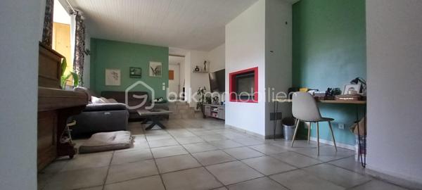 Maison de campagne de 257 m² habitables sur un terrain d’environ 1 223 m².

Au rez-de-chaussée, une entrée ouvre sur une spacieuse salle à manger et un salon chaleureux.
À droite, vous découvrirez une grande cuisine entièrement équipée avec îlot central et porte-fenêtre donnant accès à la terrasse.

À gauche de l’entrée, un couloir dessert :

une suite parentale avec salle d’eau et WC,
une salle de bain,
une buanderie,
ainsi qu’une chaufferie avec accès direct au garage.

À l’étage, le palier mène à un vaste bureau accompagné d’une salle de jeux, ainsi qu’à trois grandes chambres lumineuses.

Cette maison allie confort, volumes généreux et cadre de vie agréable, idéale pour une famille à la recherche de calme et d’espace.