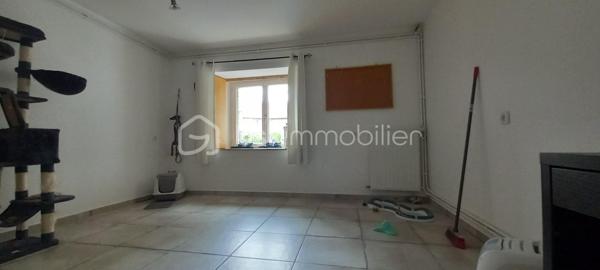 Maison de campagne de 257 m² habitables sur un terrain d’environ 1 223 m².

Au rez-de-chaussée, une entrée ouvre sur une spacieuse salle à manger et un salon chaleureux.
À droite, vous découvrirez une grande cuisine entièrement équipée avec îlot central et porte-fenêtre donnant accès à la terrasse.

À gauche de l’entrée, un couloir dessert :

une suite parentale avec salle d’eau et WC,
une salle de bain,
une buanderie,
ainsi qu’une chaufferie avec accès direct au garage.

À l’étage, le palier mène à un vaste bureau accompagné d’une salle de jeux, ainsi qu’à trois grandes chambres lumineuses.

Cette maison allie confort, volumes généreux et cadre de vie agréable, idéale pour une famille à la recherche de calme et d’espace.