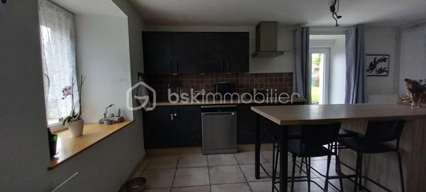 Maison de campagne de 257 m² habitables sur un terrain d’environ 1 223 m².

Au rez-de-chaussée, une entrée ouvre sur une spacieuse salle à manger et un salon chaleureux.
À droite, vous découvrirez une grande cuisine entièrement équipée avec îlot central et porte-fenêtre donnant accès à la terrasse.

À gauche de l’entrée, un couloir dessert :

une suite parentale avec salle d’eau et WC,
une salle de bain,
une buanderie,
ainsi qu’une chaufferie avec accès direct au garage.

À l’étage, le palier mène à un vaste bureau accompagné d’une salle de jeux, ainsi qu’à trois grandes chambres lumineuses.

Cette maison allie confort, volumes généreux et cadre de vie agréable, idéale pour une famille à la recherche de calme et d’espace.
