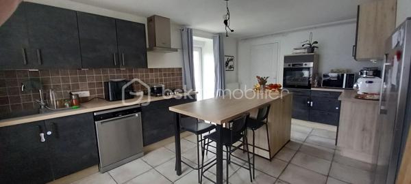 Maison de campagne de 257 m² habitables sur un terrain d’environ 1 223 m².

Au rez-de-chaussée, une entrée ouvre sur une spacieuse salle à manger et un salon chaleureux.
À droite, vous découvrirez une grande cuisine entièrement équipée avec îlot central et porte-fenêtre donnant accès à la terrasse.

À gauche de l’entrée, un couloir dessert :

une suite parentale avec salle d’eau et WC,
une salle de bain,
une buanderie,
ainsi qu’une chaufferie avec accès direct au garage.

À l’étage, le palier mène à un vaste bureau accompagné d’une salle de jeux, ainsi qu’à trois grandes chambres lumineuses.

Cette maison allie confort, volumes généreux et cadre de vie agréable, idéale pour une famille à la recherche de calme et d’espace.
