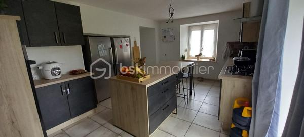 Maison de campagne de 257 m² habitables sur un terrain d’environ 1 223 m².

Au rez-de-chaussée, une entrée ouvre sur une spacieuse salle à manger et un salon chaleureux.
À droite, vous découvrirez une grande cuisine entièrement équipée avec îlot central et porte-fenêtre donnant accès à la terrasse.

À gauche de l’entrée, un couloir dessert :

une suite parentale avec salle d’eau et WC,
une salle de bain,
une buanderie,
ainsi qu’une chaufferie avec accès direct au garage.

À l’étage, le palier mène à un vaste bureau accompagné d’une salle de jeux, ainsi qu’à trois grandes chambres lumineuses.

Cette maison allie confort, volumes généreux et cadre de vie agréable, idéale pour une famille à la recherche de calme et d’espace.