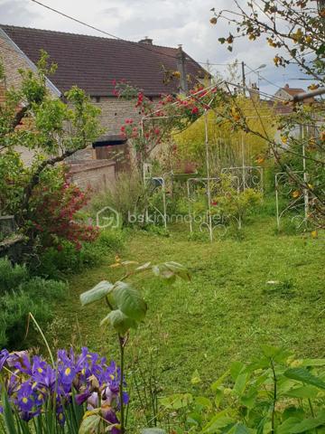À Latrecey-Ormoy-sur-Aube, au cœur d'un environnement calme et verdoyant, découvrez cette authentique maison de campagne en pierre offrant de beaux volumes et un fort potentiel d'aménagement.

D'une surface habitable d'environ 138 m², elle se compose d'une agréable pièce de vie lumineuse avec insert, d'une grande cuisine familiale, ainsi que de 4 chambres permettant d'accueillir une grande famille .

Les amateurs de vieilles pierres apprécieront le cachet de cette bâtisse et les nombreuses dépendances qui l'accompagnent. Ces espaces supplémentaires offrent de multiples possibilités : atelier, stockage, espace de réception, activité artisanale.

Édifiée sur une parcelle d'environ 810 m², la propriété bénéficie d'un extérieur agréable permettant de profiter pleinement des beaux jours.

Située à environ 2h30 de Paris, cette maison séduira les acquéreurs en quête d'authenticité, d'espace et d'un cadre de vie plus paisible, tout en offrant de belles perspectives de valorisation.

Les atouts :
• Maison en pierre pleine de charme
• Environ 138 m² habitables
• Grande pièce de vie avec insert
• 4 chambres
• Terrasse et jardin
• Nombreuses dépendances
• Potentiel gîte ou projet familial
• Environnement calme et nature

Une opportunité rare pour les amoureux de la campagne et des projets de rénovation valorisants.