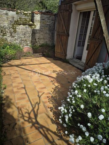 À Latrecey-Ormoy-sur-Aube, au cœur d'un environnement calme et verdoyant, découvrez cette authentique maison de campagne en pierre offrant de beaux volumes et un fort potentiel d'aménagement.

D'une surface habitable d'environ 138 m², elle se compose d'une agréable pièce de vie lumineuse avec insert, d'une grande cuisine familiale, ainsi que de 4 chambres permettant d'accueillir une grande famille .

Les amateurs de vieilles pierres apprécieront le cachet de cette bâtisse et les nombreuses dépendances qui l'accompagnent. Ces espaces supplémentaires offrent de multiples possibilités : atelier, stockage, espace de réception, activité artisanale.

Édifiée sur une parcelle d'environ 810 m², la propriété bénéficie d'un extérieur agréable permettant de profiter pleinement des beaux jours.

Située à environ 2h30 de Paris, cette maison séduira les acquéreurs en quête d'authenticité, d'espace et d'un cadre de vie plus paisible, tout en offrant de belles perspectives de valorisation.

Les atouts :
• Maison en pierre pleine de charme
• Environ 138 m² habitables
• Grande pièce de vie avec insert
• 4 chambres
• Terrasse et jardin
• Nombreuses dépendances
• Potentiel gîte ou projet familial
• Environnement calme et nature

Une opportunité rare pour les amoureux de la campagne et des projets de rénovation valorisants.